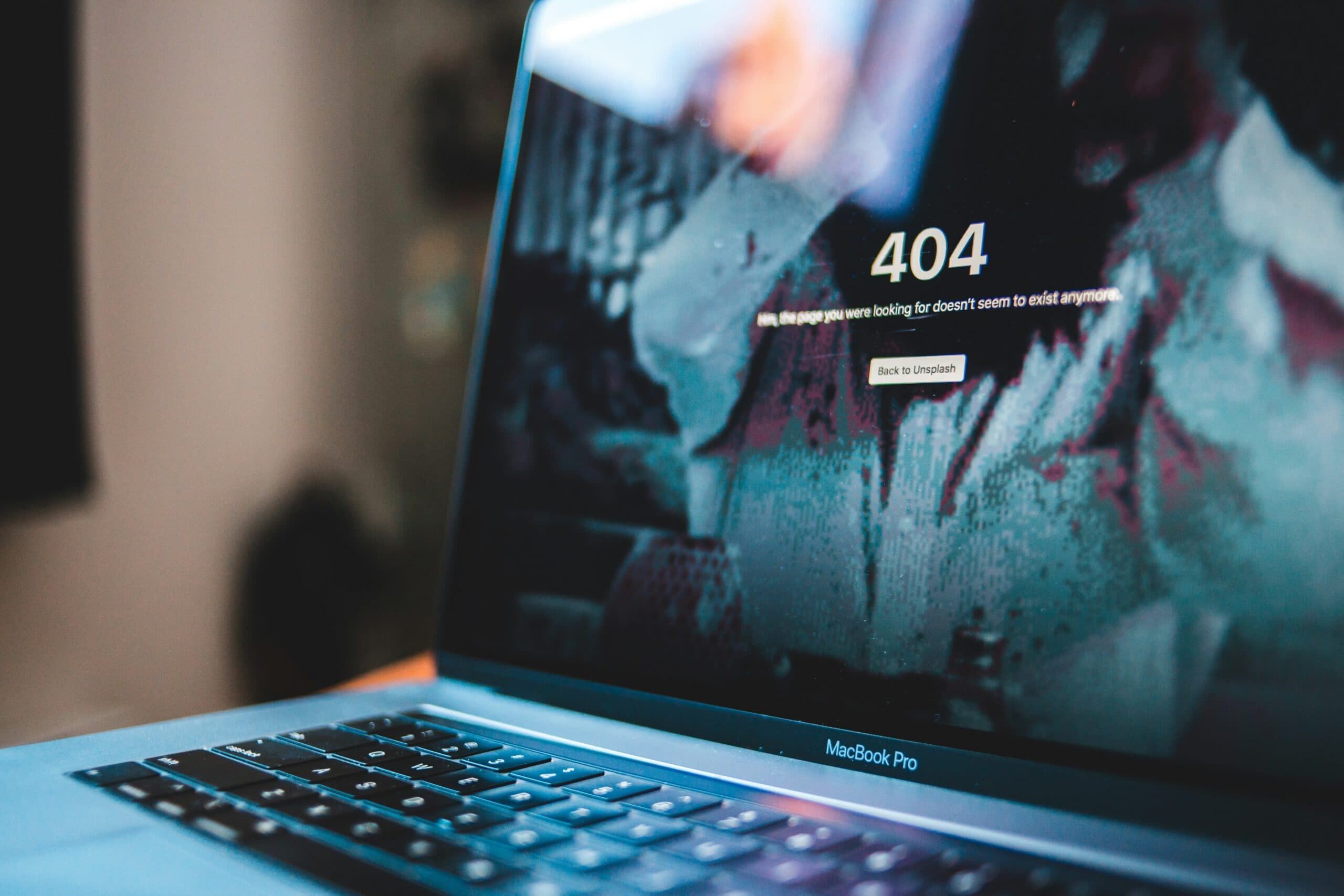 Smart TV displaying quiz game wirelessly cast from laptop